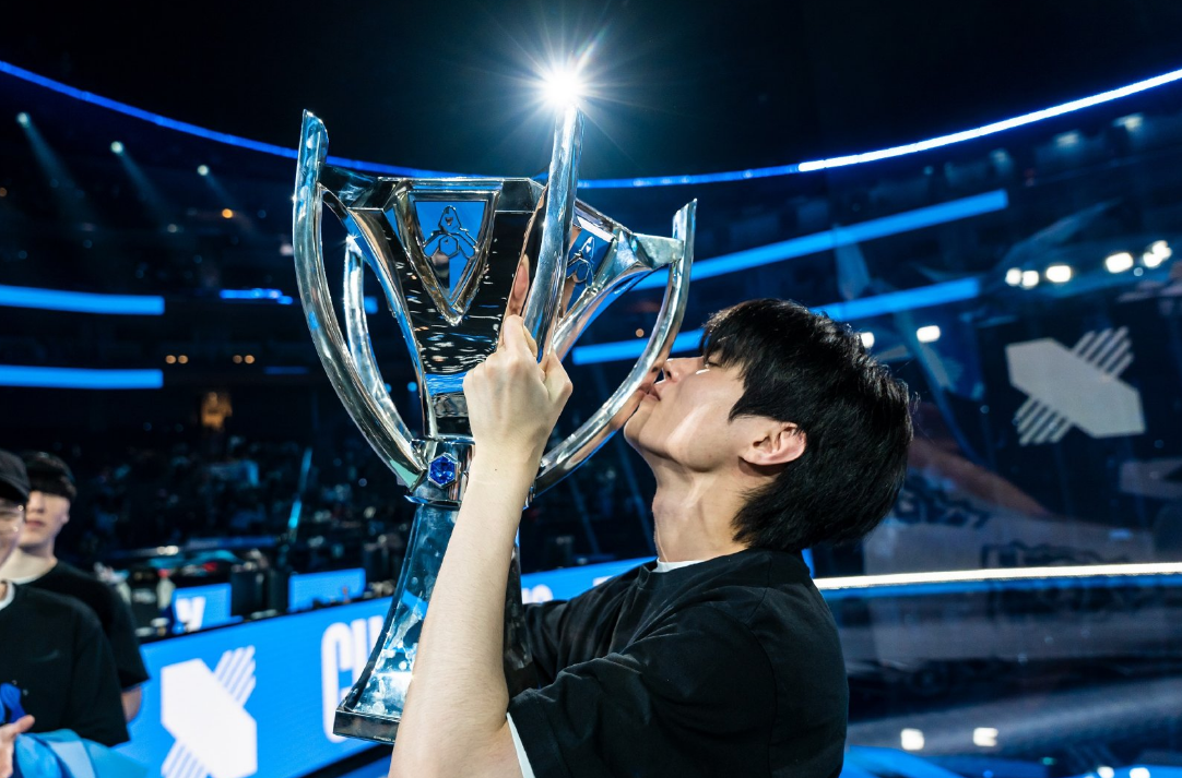 Uzi在SKT比赛中夺冠，夺冠引发热议！赢得满堂喝彩的简单介绍